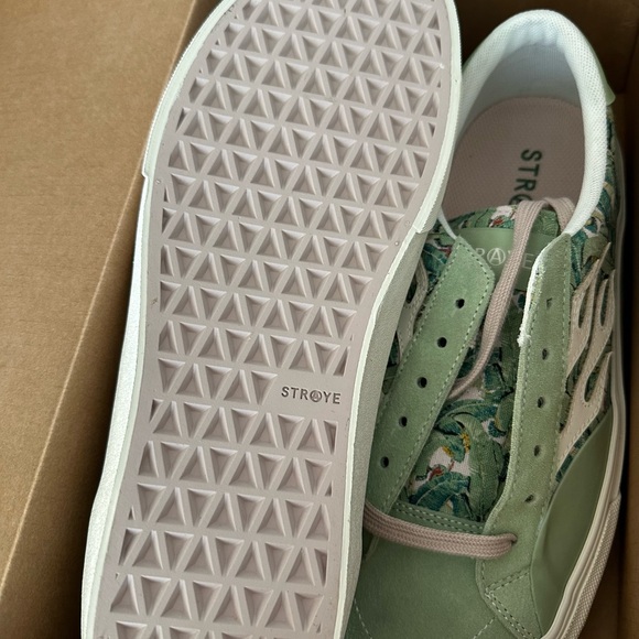 NIB Men’s Straye Sneakers. - Picture 3 of 7